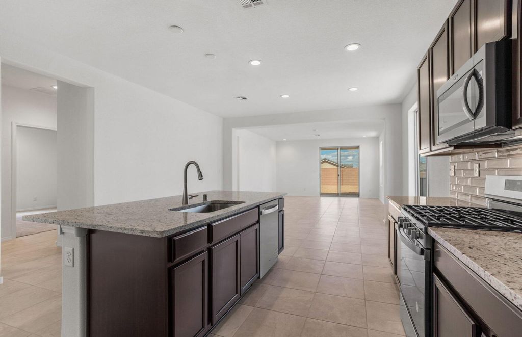 Image 12 of property listing at 3108 Alicia Road NE, Rio Rancho, NM 87144