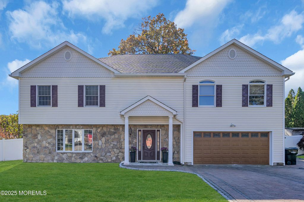 64 Hawthorne Avenue, Holmdel, NJ 07733