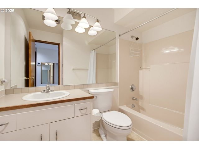 2624 Se BAYPOINT Dr 6, Vancouver, WA 98683