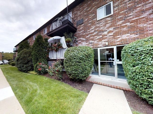 39 Westgate Rd 4, Boston, MA 02467