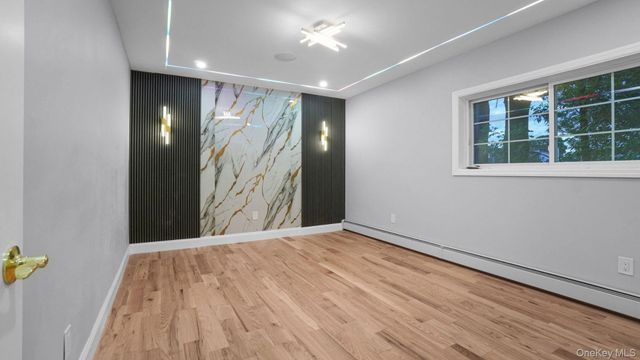 918 Throgs Neck Expwy, Bronx, NY 10465