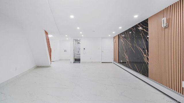 918 Throgs Neck Expwy, Bronx, NY 10465