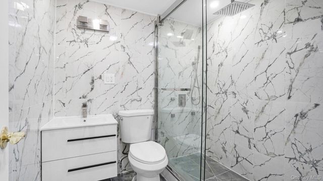 918 Throgs Neck Expwy, Bronx, NY 10465