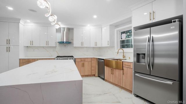 918 Throgs Neck Expwy, Bronx, NY 10465