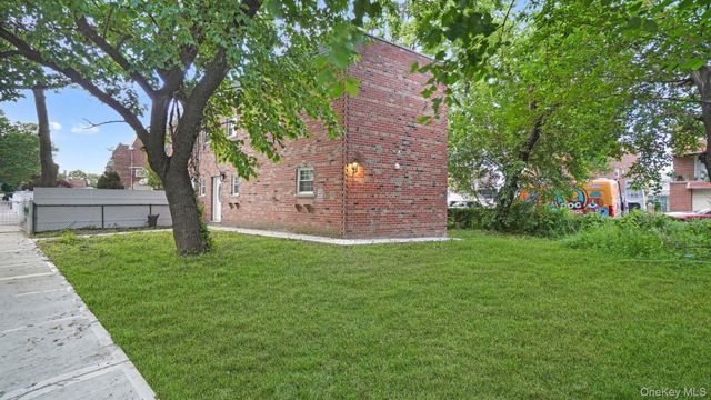 918 Throgs Neck Expwy, Bronx, NY 10465