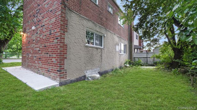 918 Throgs Neck Expwy, Bronx, NY 10465
