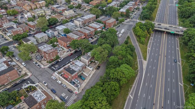 918 Throgs Neck Expwy, Bronx, NY 10465