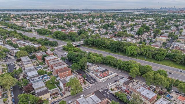 918 Throgs Neck Expwy, Bronx, NY 10465