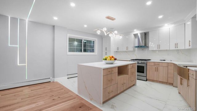 918 Throgs Neck Expwy, Bronx, NY 10465
