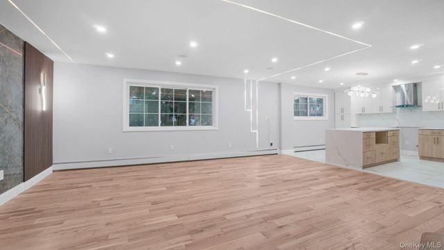 918 Throgs Neck Expwy, Bronx, NY 10465