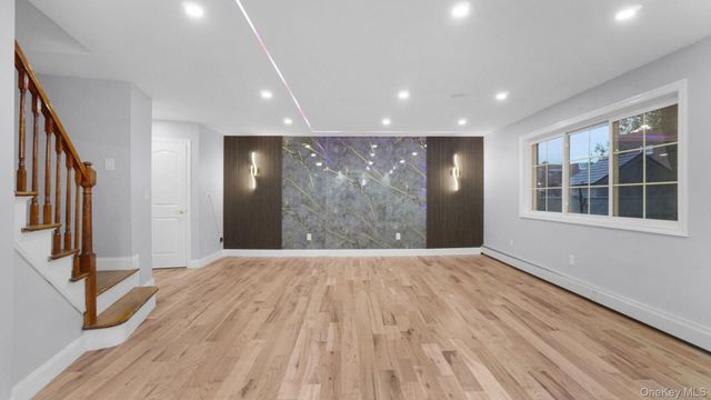 918 Throgs Neck Expwy, Bronx, NY 10465