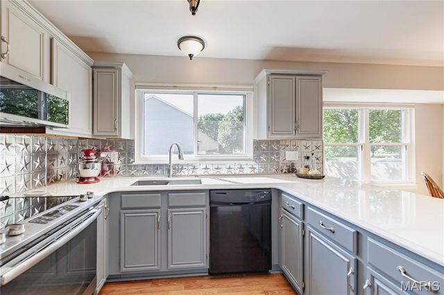 2920 Sherwood Drive, Florissant, MO 63031