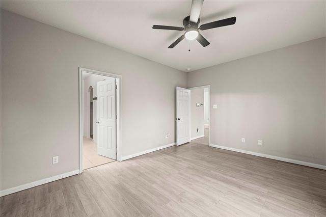 105 J E Brown LN, Jarrell, TX 76537