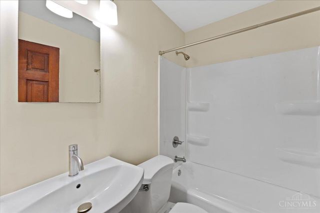 2304 E Galbraith Road, Reading, OH 45237