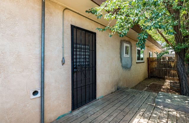 215 Madison Street NE, Albuquerque, NM 87108