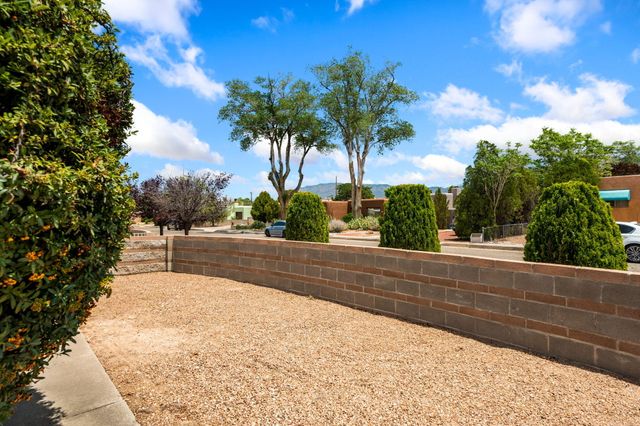 215 Madison Street NE, Albuquerque, NM 87108