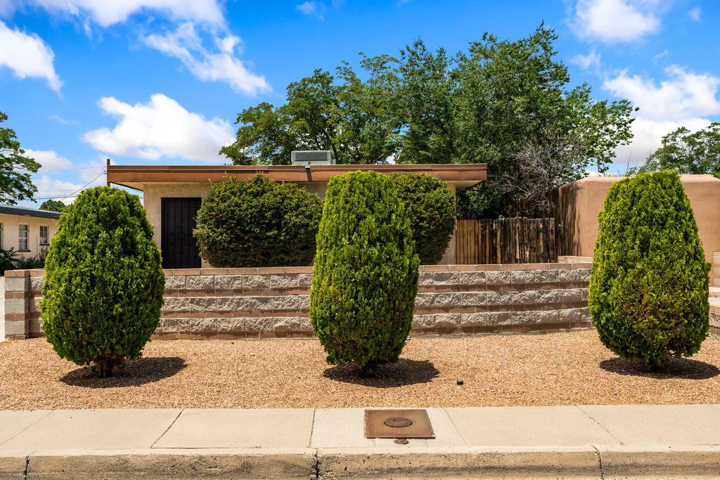 215 Madison Street NE, Albuquerque, NM 87108