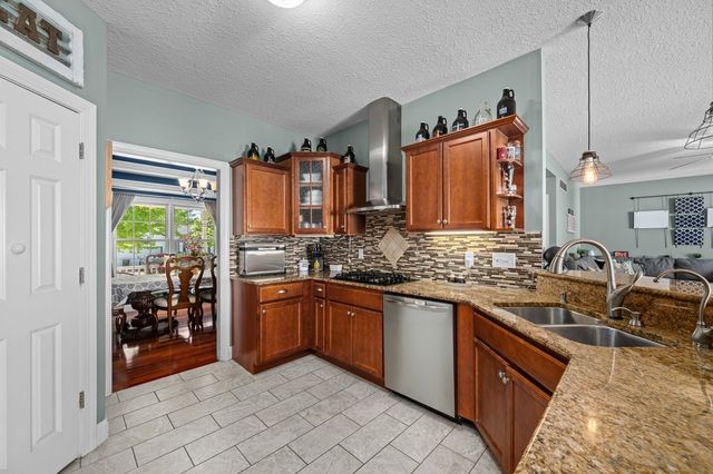6911 Madison Street, Davenport, IA 52806