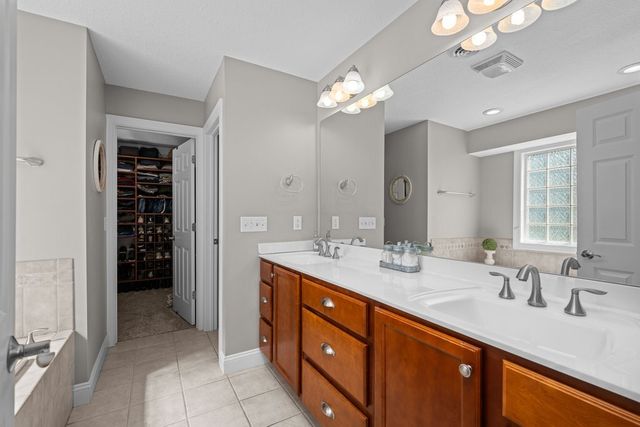 6911 Madison Street, Davenport, IA 52806