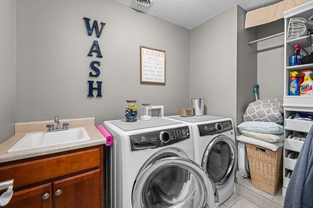 6911 Madison Street, Davenport, IA 52806
