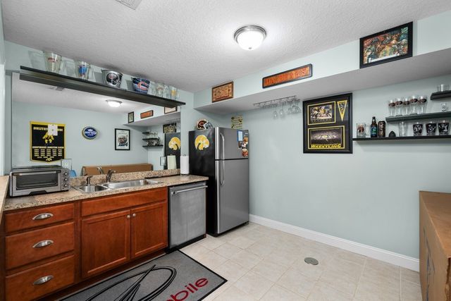 6911 Madison Street, Davenport, IA 52806