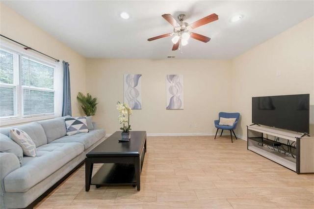 5732 Vinings Place Drive, Mableton, GA 30126