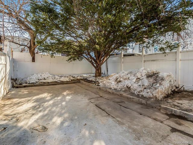 940 E 212th Street, Bronx, NY 10469