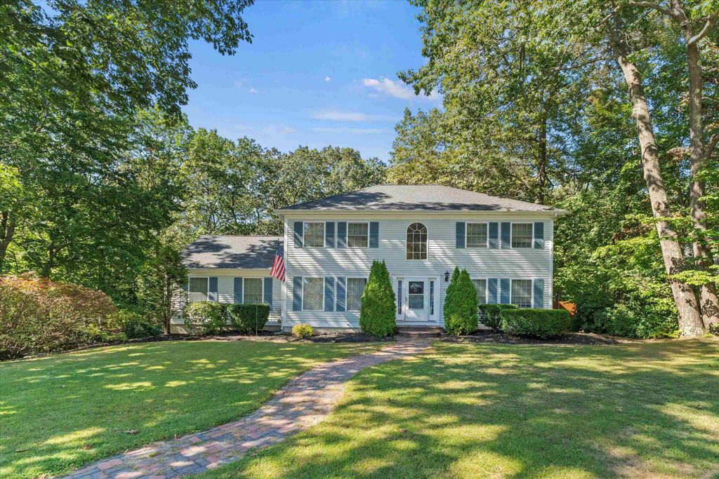 18 Julia Drive, Hooksett, NH 03106