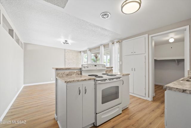 7902 E Winnepeg Drive, Tucson, AZ 85730