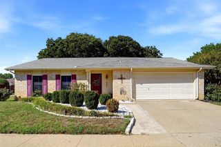 3701 Windsong Lane, Bedford, TX 76021