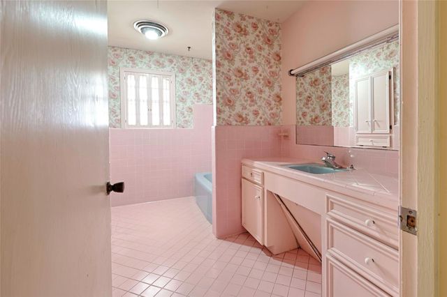 302 Baumgarten Street, Schulenburg, TX 78956