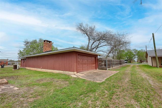 302 Baumgarten Street, Schulenburg, TX 78956