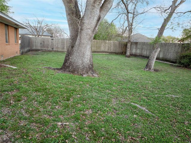 302 Baumgarten Street, Schulenburg, TX 78956