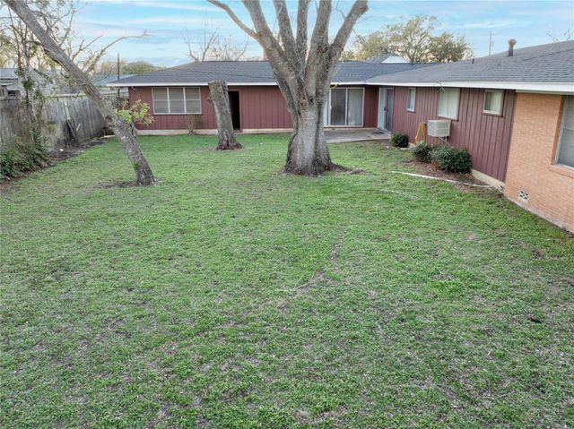 302 Baumgarten Street, Schulenburg, TX 78956