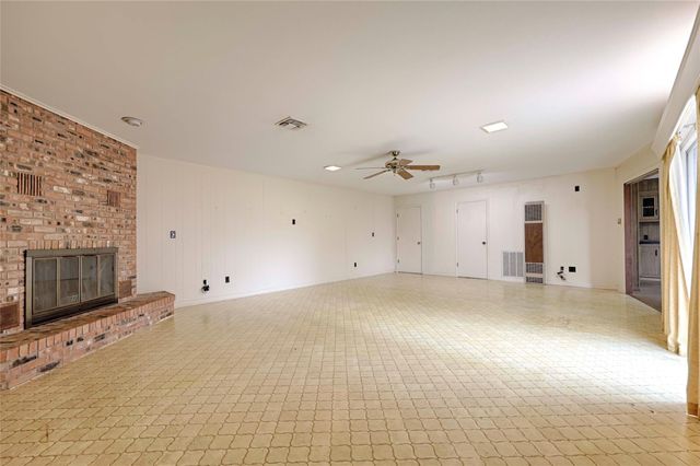 302 Baumgarten Street, Schulenburg, TX 78956