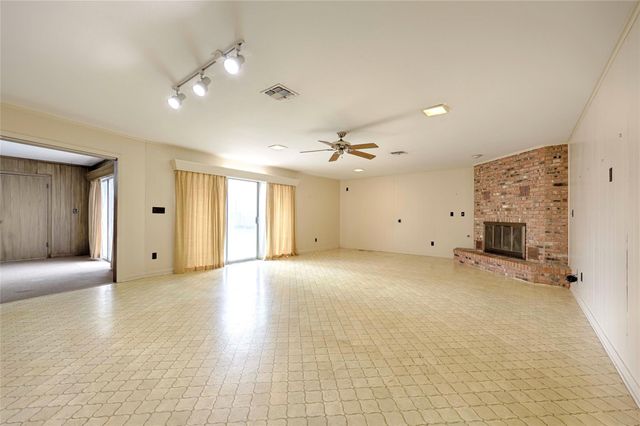 302 Baumgarten Street, Schulenburg, TX 78956