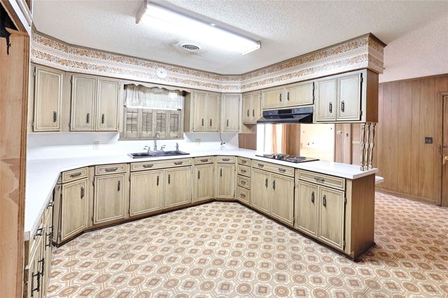 302 Baumgarten Street, Schulenburg, TX 78956