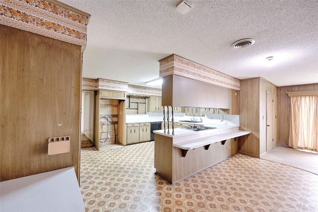 302 Baumgarten Street, Schulenburg, TX 78956