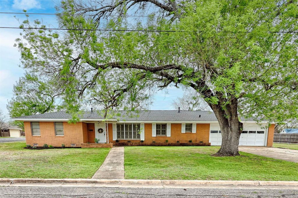 302 Baumgarten Street, Schulenburg, TX 78956