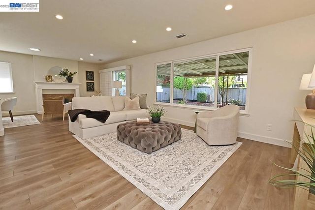 827 Caliente Ave, Livermore, CA 94550