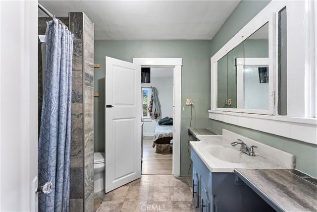 4255 Menlo, Los Angeles, CA 90037