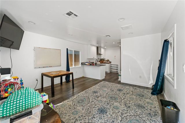 4255 Menlo, Los Angeles, CA 90037