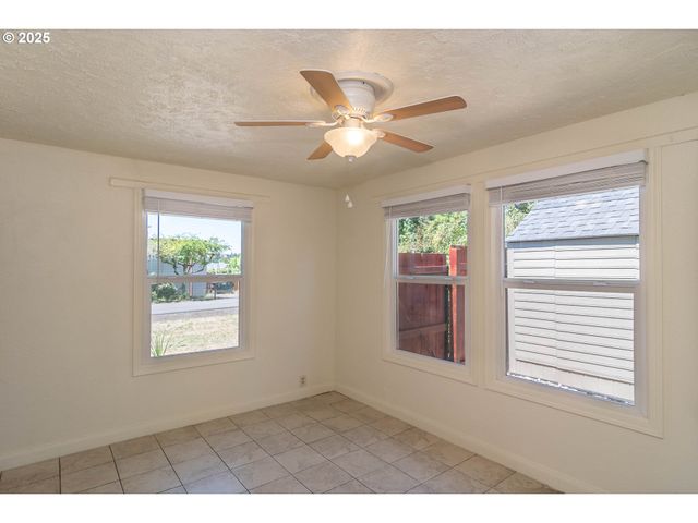 335 Ne CUMMINS St, Roseburg, OR 97470