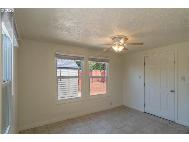 335 Ne CUMMINS St, Roseburg, OR 97470