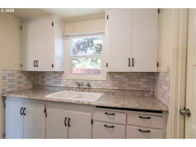 335 Ne CUMMINS St, Roseburg, OR 97470