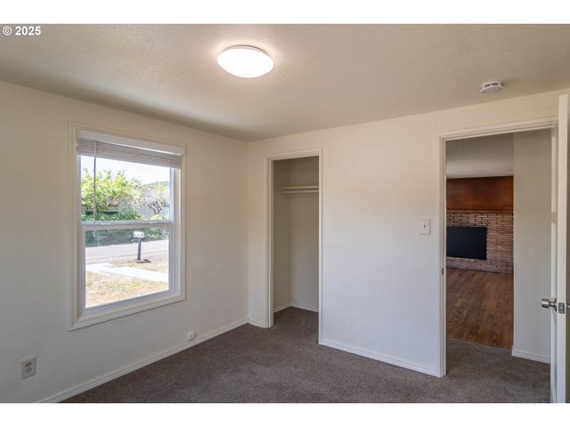 335 Ne CUMMINS St, Roseburg, OR 97470