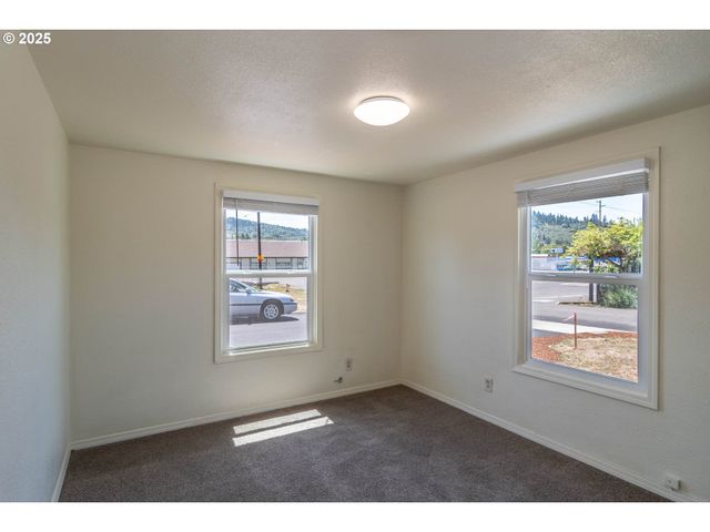 335 Ne CUMMINS St, Roseburg, OR 97470