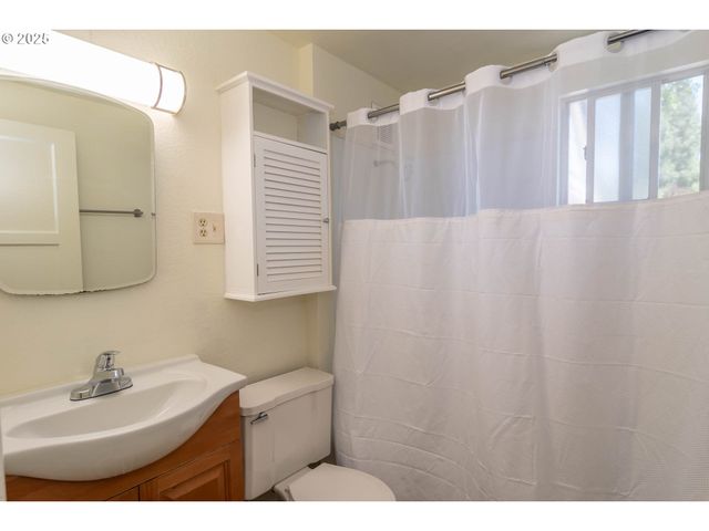 335 Ne CUMMINS St, Roseburg, OR 97470