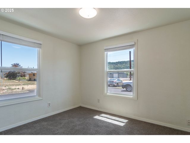 335 Ne CUMMINS St, Roseburg, OR 97470