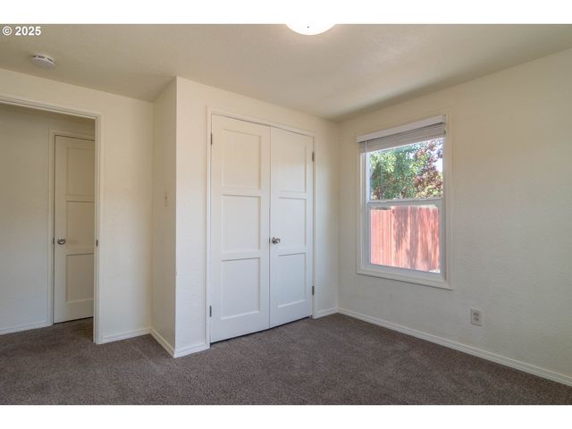 335 Ne CUMMINS St, Roseburg, OR 97470